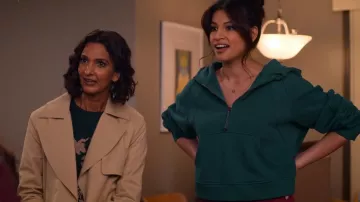 Lululemon Scuba Oversized Half-Zip Hoodie usado por Kamala (Richa Moorjani) como se ve en Never Have I Ever (S03E05)