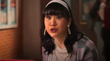 Sugarfix By Baublebar Pencil Drop Pendientes usados por Eleanor Wong (Ramona Young) como se ve en Never Have I Ever (S03E07)