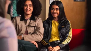 Adidas Marimekko Firebird Track Top usado por Aneesa (Megan Suri) como se ve en Never Have I Ever (S03E07)