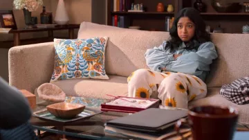 BDG Cropped Bow Fit Jean In Printed Sunflower usado por Devi Vishwakumar (Maitreyi Ramakrishnan) como se ve en Never Have I Ever (S03E08)