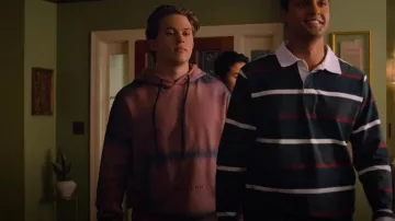 Onze sweat-shirts à capuche Paris Canyon Rose portés par Oliver Martinez (Martin Martinez) vus dans Never Have I Ever (S03E08)