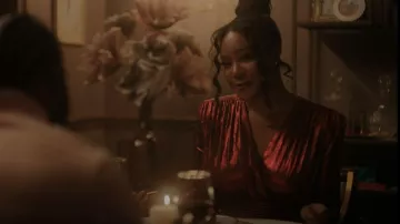 Vestido de cóctel metálico Zhivago Ziggy usado por Det. Alice Toussaint (Crystal Dickinson) como se ve en The Chi (S05E08)