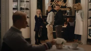 Les bottes Stuart Weitzman Harper portées par Audrey Hope (Emily Alyn Lind) vues dans Gossip Girl (S01E09)