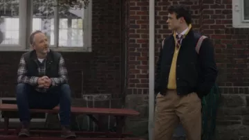 Burberry Leather Icon Stripe Bomber Jacket usado por Max Wolfe (Thomas Doherty) como se ve en Gossip Girl (S01E09)