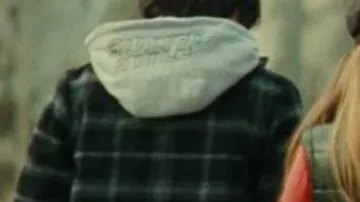 La chaqueta gris a cuadros con capucha que lleva Tom Canavero (Jérémie Duvall) en la película Son to Jo