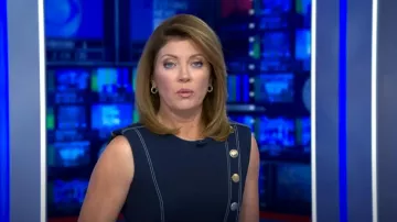Alexander McQueen Contrast Stitch Vestido sin mangas usado por Norah O'Donnell como se ve en CBS Evening News el 18 de agosto de 2022