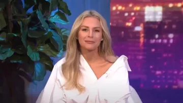 Balenciaga Poplin Wing Shirt porté par Morgan Stewart comme on le voit dans E! News Nightly Pop le 18 août 2022