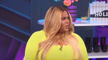 Nina Parker Costume Henley côtelé porté par Nina Parker comme on le voit dans E! News Nightly Pop le 18 août 2022