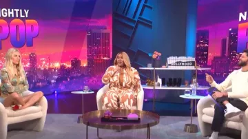 Pantalon Gabrielle Union Mesh Wide Leg porté par Nina Parker comme on le voit dans E! News Nightly Pop le 19 août 2022