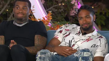 Forever 21 Abstract Doodle Print Shirt usado por Jesse Bray como se ve en Love Island (S04E22)
