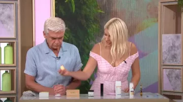 Autoportrait Pink Gingham Midi Dres porté par Holly Willoughby vu dans This Morning le 08 juillet 2022
