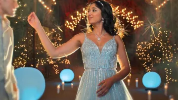 Mia Bella La Etiqueta Cenicienta Vestido Divino usado por Devi Vishwakumar (Maitreyi Ramakrishnan) como se ve en Never Have I Ever (S03E10)