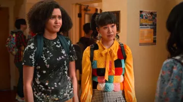 3.1 Phillip Lim Camiseta floral estampada de manga corta usada por Fabiola Torres (Lee Rodriguez) como se ve en Never Have I Ever (S03E10)