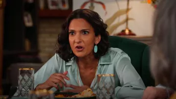 Kendra Scott Lauren Pendientes in London Blue Illusion usados por Nalini Vishwakumar (Poorna Jagannathan) como se ve en Never Have I Ever (S03E10)