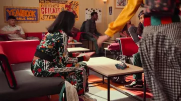 Adidas Her Studio London Track Pants usado por Aneesa (Megan Suri) como se ve en Never Have I Ever (S03E10)