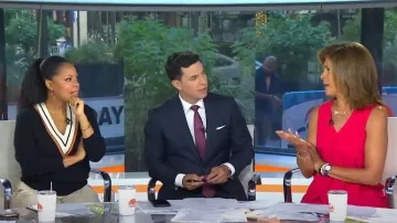 Pull Sandro avec décolleté rayé porté par Sheinelle Jones vu dans Today le 19 août 2022