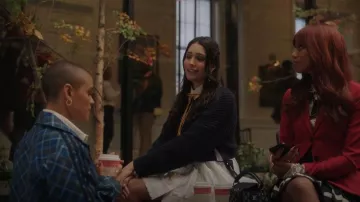 Cinq a Sept Eddie Side Tie Crop Sweater usado por Luna La (Zión Moreno) como se ve en Gossip Girl (S01E10)