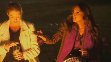 Louis Vuitton Logomania Bourgogne Foulard porté par Leva Bonaparte vu dans Southern Charm (S08E09)