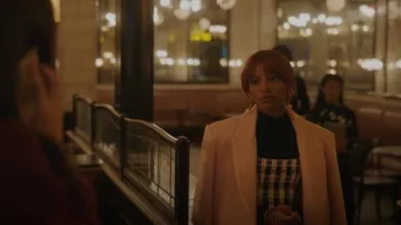 Max Mara Double Breasted Wool Coat usado por Monet de Haan (Savannah Lee Smith) como se ve en Gossip Girl (S01E10)