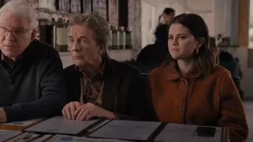 Jennifer Fisher Bijoux Mini Samira Hoops portés par Mabel Mora (Selena Gomez) comme on le voit dans Only Murders in the Building (S02E10)