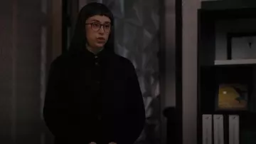 Équipement Signature Slim-Fit Silk Shirt porté par Poppy White (Adina Verson) comme on le voit dans Only Murders in the Building (S02E10)