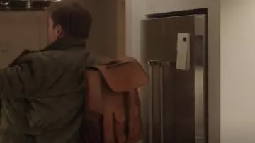 Mochila de cuero marrón usada por Luke (Dan Amboyer) en la serie de televisión Uncoupled (S01E06)