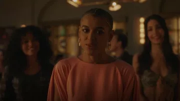 Boucles d’oreilles Tiffany & Co. Gold Link portées par Julien Calloway (Jordan Alexander) comme on le voit dans Gossip Girl (S01E10)