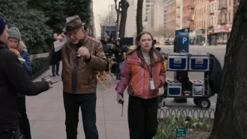 BDG Isla Lightweight Funnel Neck Puffer Jacket usado por Lucy (Zoe Margaret Colletti) como se ve en Only Murders in the Building (S02E10)