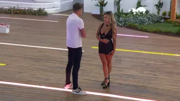 Steve Madden Cluber Heel usado por Nadjha Day como se ve en Love Island (S04E23)