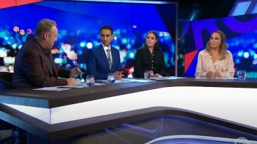 Scanlan Theodore Crepe Knit Mini Button Dress Black porté par Georgie Tunny vu dans The Project le 18 août 2022