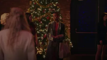 Ann Demeulemeester Wrap Velvet Coat porté par Julien Calloway (Jordan Alexander) vu dans Gossip Girl (S01E11)