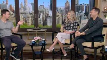 Saint Laurent Plaid Neck-Tie Silk Blouse porté par Kelly Ripa vu en LIVE avec Kelly et Ryan le 22 août 2022