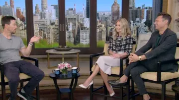 Jupe crayon en laine Roland Mouret Arreton portée par Kelly Ripa vue en DIRECT avec Kelly et Ryan le 22 août 2022