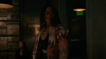 Magnolia Pearl Las Cruces Quiltwork Kimono usado por Malika Williams (Zuri Adele) como se ve en Good Trouble (S04E16)