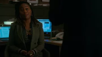 Blazer de doble pecho con guión usado por Malika Williams (Zuri Adele) como se ve en Good Trouble (S04E16)
