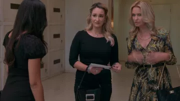 Bolso de hombro curvo de Los 90 de Asos con hebilla usado por Davia Moss (Emma Hunton) como se ve en Good Trouble (S04E16)