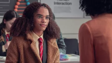 Topshop Brown Fur Coat usado por Elle Argent (Yasmin Finney) como se ve en el vestuario del programa de televisión Heartstopper (Temporada 1)
