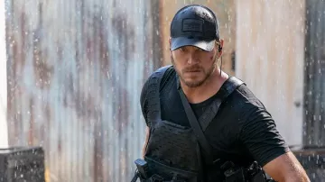 Casquette de chapeau Gun Patch hat en noir portée par Reece (Chris Pratt) comme on le voit dans les tenues de la série télévisée The Terminal List (saison 1)