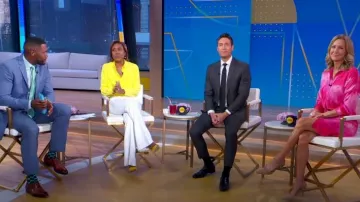 Burberry Scarves Draped Chain Pocket Button-Down Shirt usado por Robin Roberts como se ve en Good Morning America el 24 de agosto de 2022