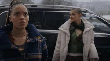 Sacai Kaws Print Turtleneck Sweater porté par Julien Calloway (Jordan Alexander) vu dans Gossip Girl (S01E12)