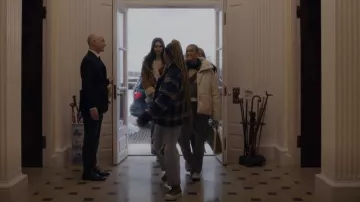 Veste Nanushka Hide Puffer portée par Julien Calloway (Jordan Alexander) vue dans Gossip Girl (S01E12)