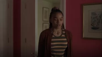 Old Navy Cropped Cable Knit Cardigan porté par Zoya Lott (Whitney Peak) comme on le voit dans Gossip Girl (S01E12)