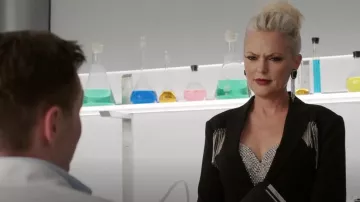 Cinq un Sept Ira Crystal Fringe Detail Blazer usado por Alexis Carrington (Elaine Hendrix) como se ve en Dynasty (S05E19)