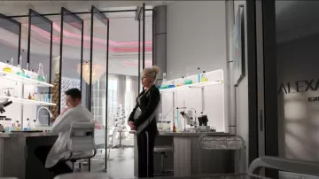 Cinq a Sept Remy Pants usado por Alexis Carrington (Elaine Hendrix) como se ve en Dinastía (S05E19)