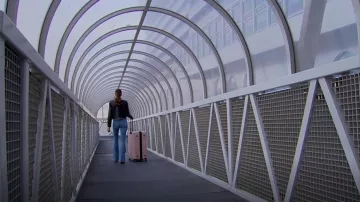 Away The Large Suitcase porté par Gabby Windey vu dans The Bachelorette (S19E07)