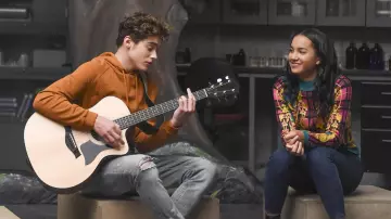 Le pull imprimé baroque Asos porté par Gina (Sofia Wylie) dans la série High School Musical : La Comédie Musicale : La Série (S01E06)