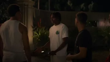 Obey World Peace Graphic Tee porté par Zeke (Ceyair J Wright) vu dans grown-ish (S05E06)