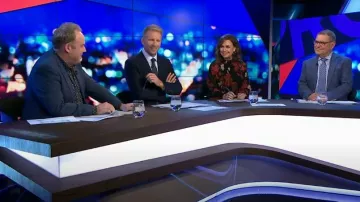 David Jones Short Sleeve Gather Neck Maxi Robe portée par Lisa Wilkinson telle que vue dans The Project le 25 août 2022