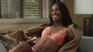 Natori Cherry Blossom Bra porté par Jessie (Nneka Okafor) vu dans Everything’s Trash (S01E07)