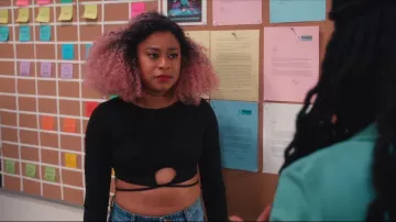 Pretty Little Thing Black Rib Tie Hem Crop Top worn by Phoebe (Phoebe Robinson) as seen in Everything's Trash (S01E07)